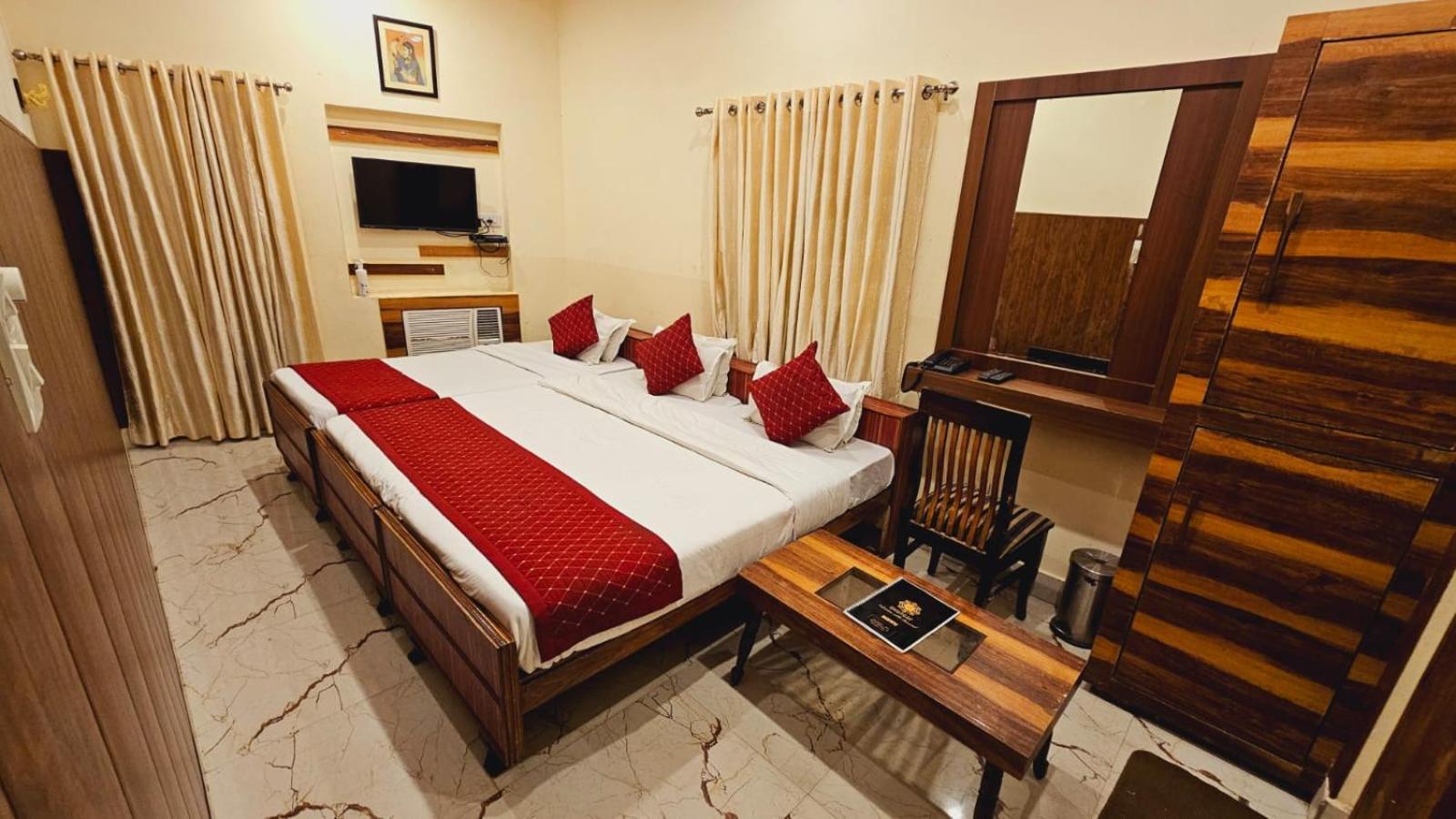 Bhagyashree Guest House 2 Km To Vishwanath Temple, Ganga Ghat Parking Available Варанасі Екстер'єр фото