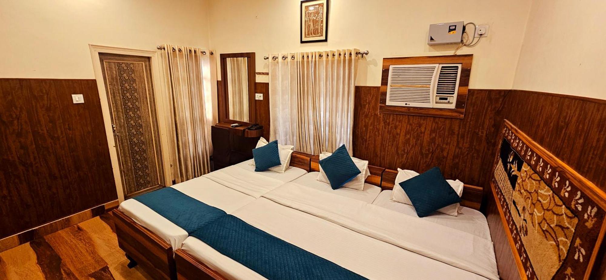 Bhagyashree Guest House 2 Km To Vishwanath Temple, Ganga Ghat Parking Available Варанасі Екстер'єр фото